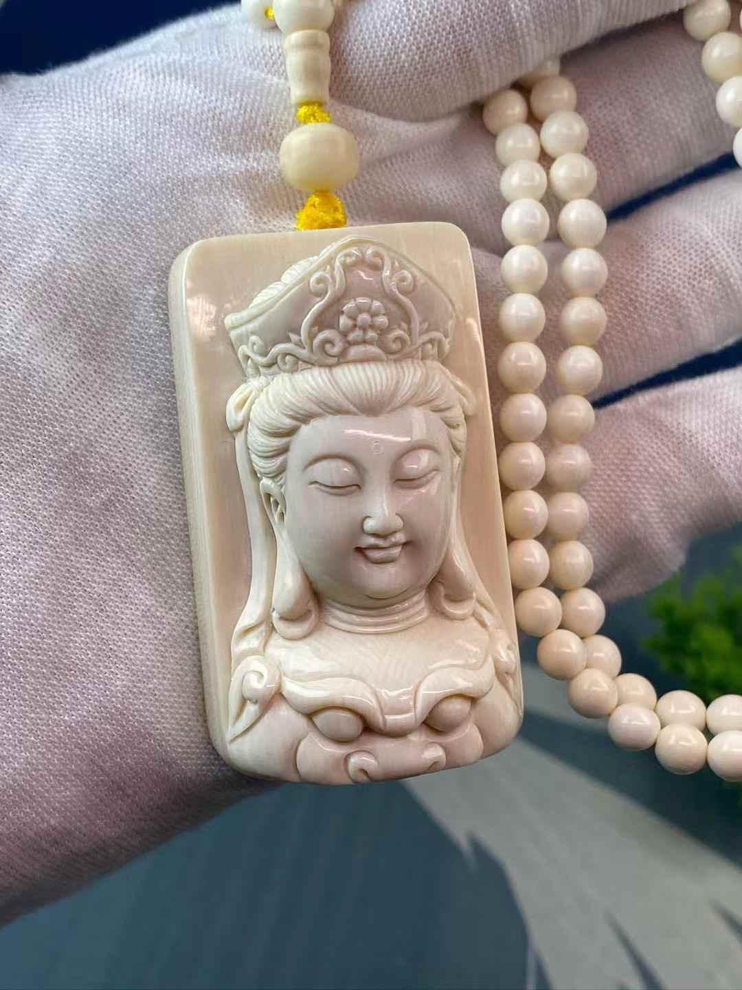 Liontin Bodhisattva Guanyin