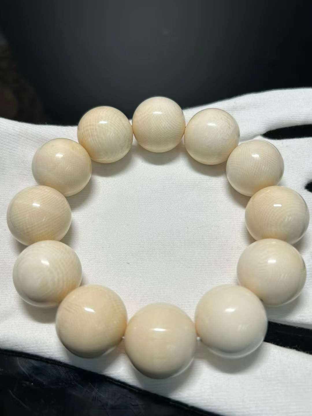 20mm Round Beads (12 Pieces)