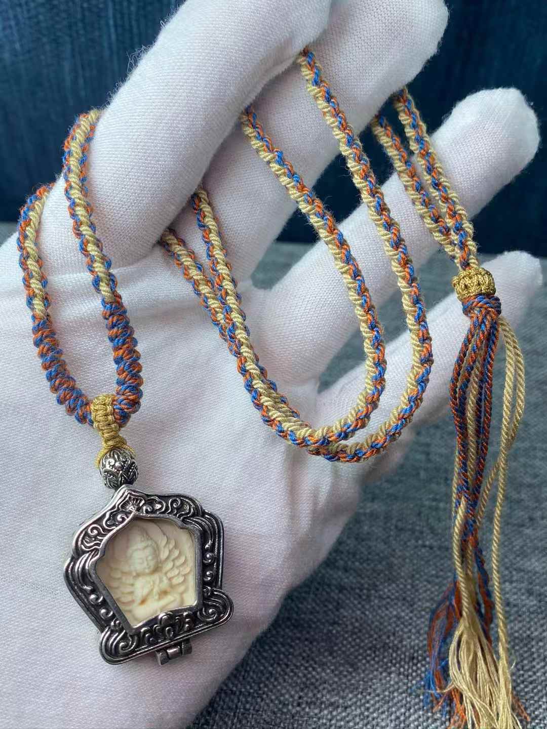 Liontin Delapan Dewa Pelindung