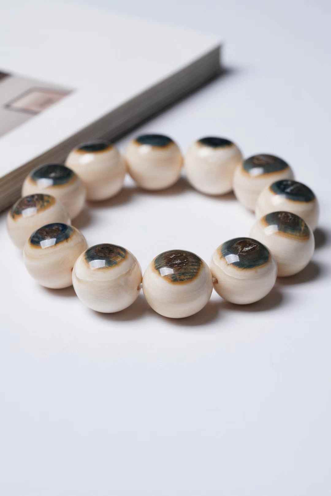 Gelang manik bulat bermata biru