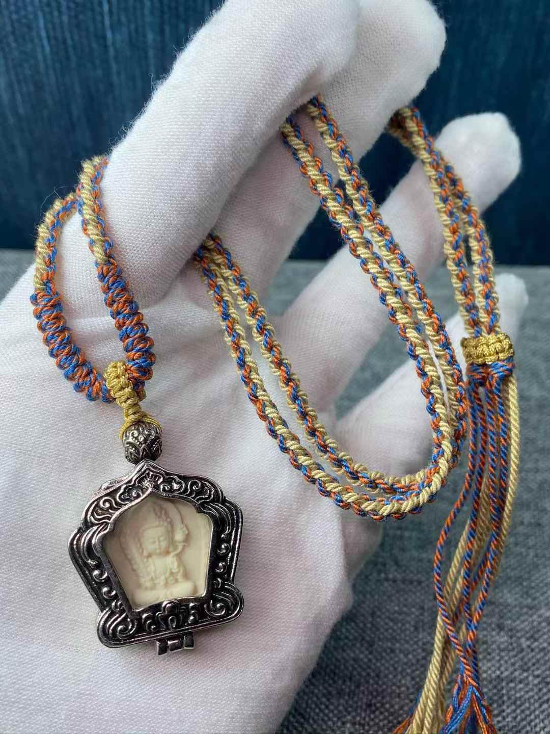 Liontin Delapan Dewa Pelindung