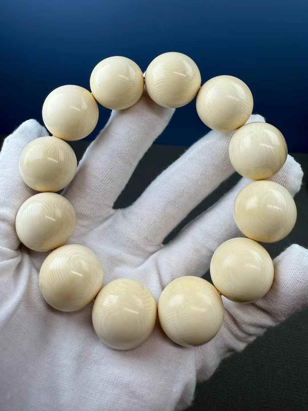 Gelang mata berwarna tinta