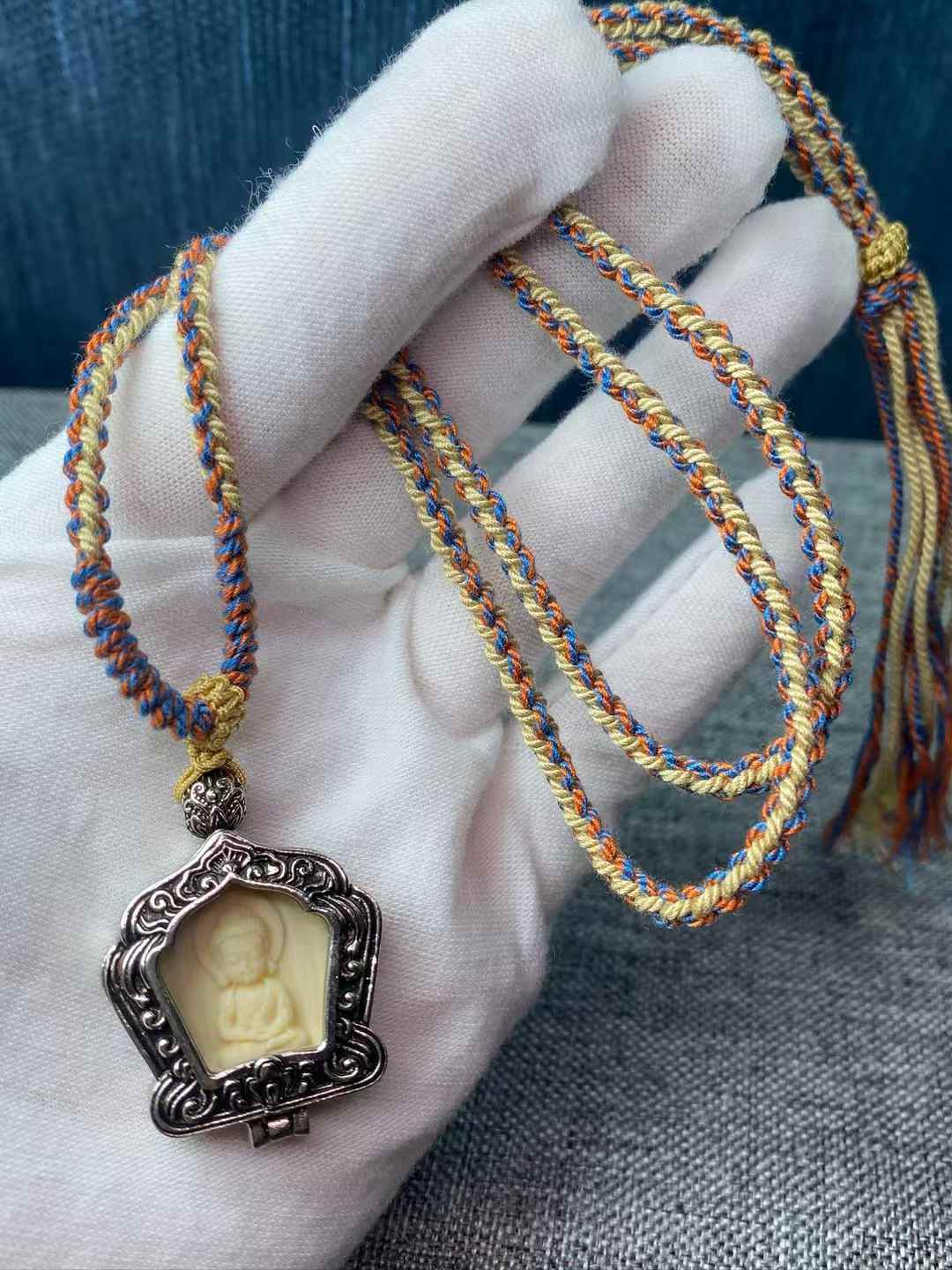 Liontin Delapan Dewa Pelindung