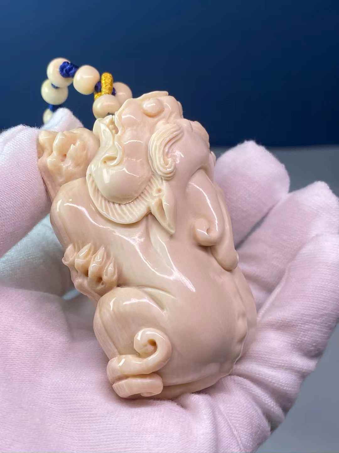 Pegang Tangan Pixiu Membawa Kekayaan