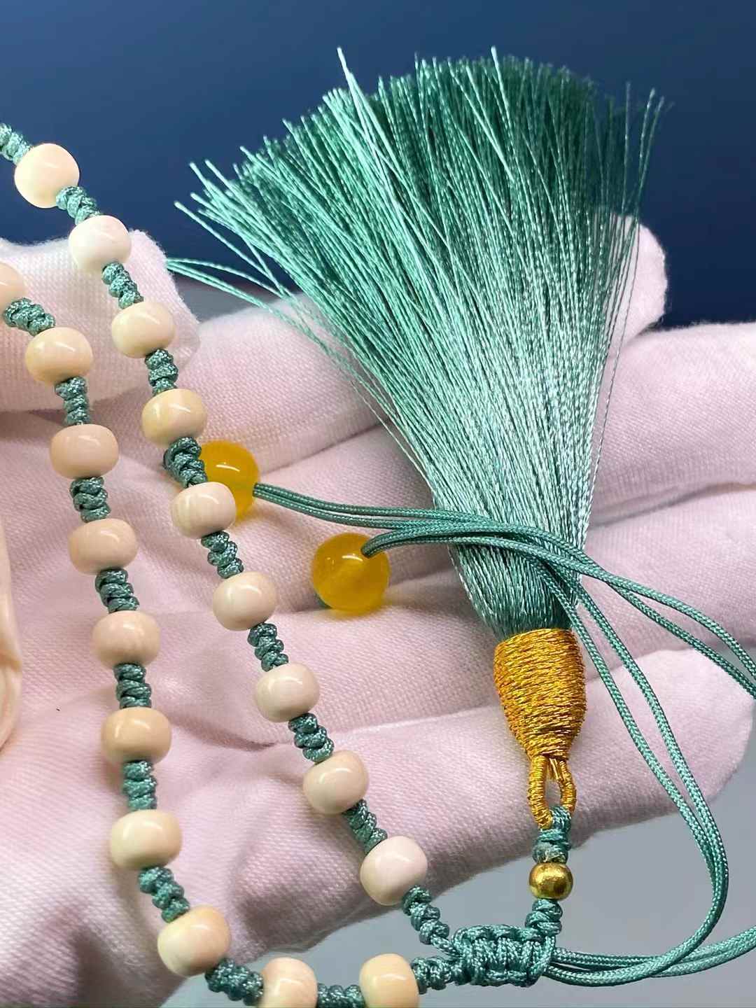 Tuhan Pemberi Kekayaan Pegang Tangan
