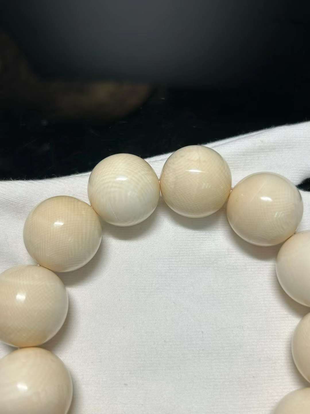 20mm Round Beads (12 Pieces)