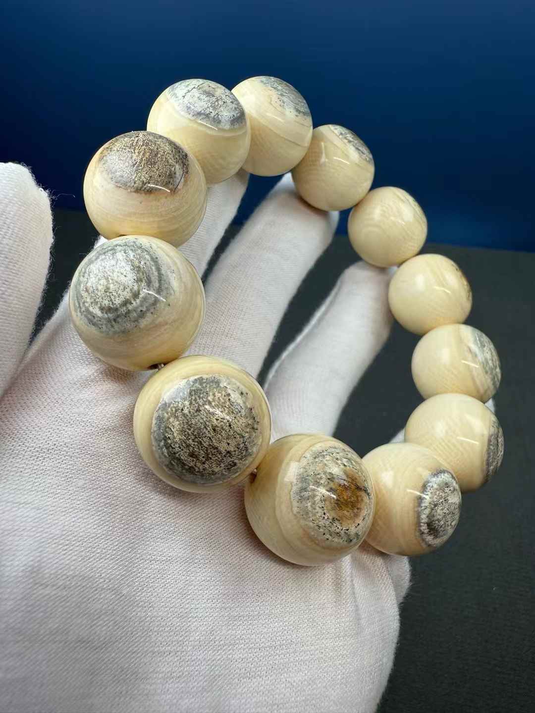 Gelang mata berwarna tinta