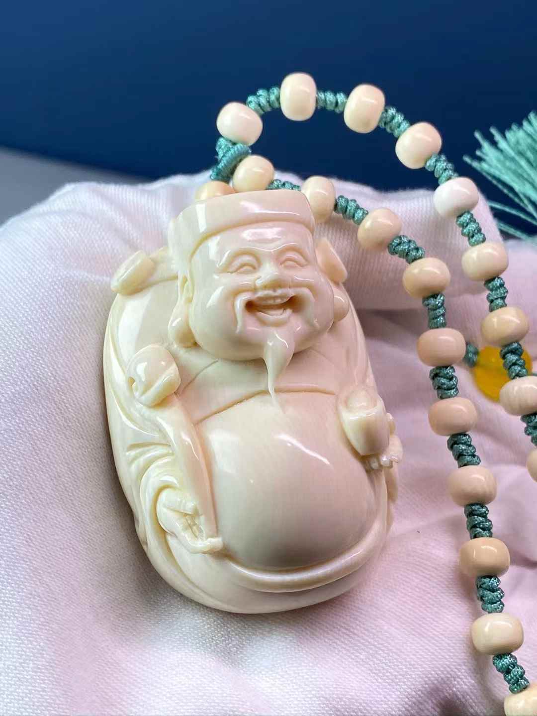 Tuhan Pemberi Kekayaan Pegang Tangan