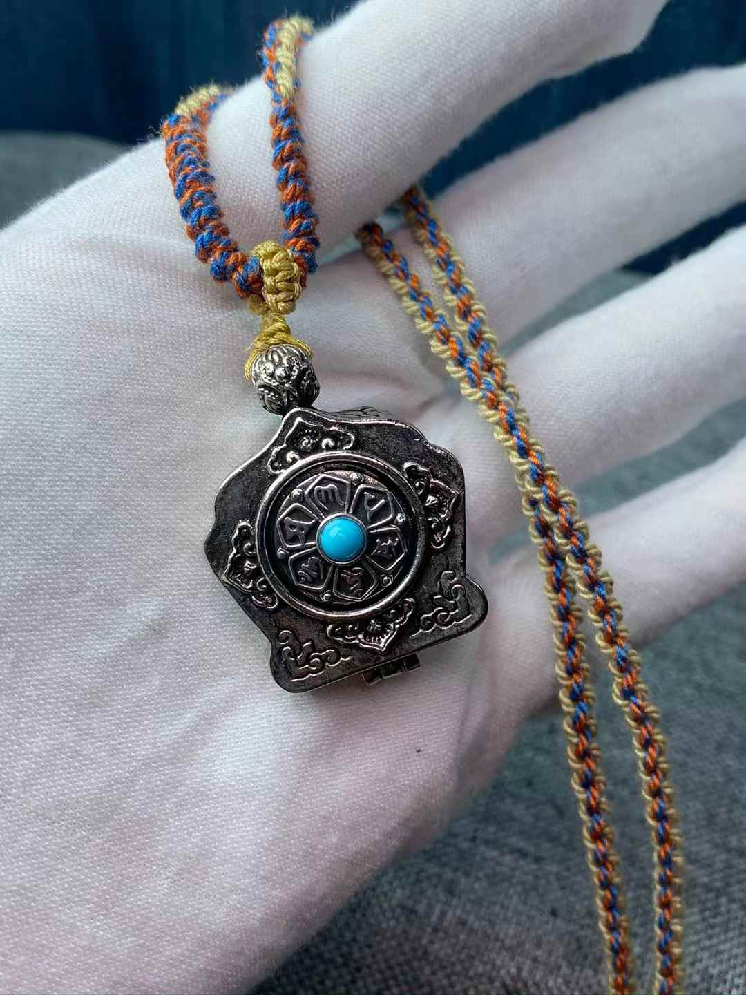 Liontin Delapan Dewa Pelindung