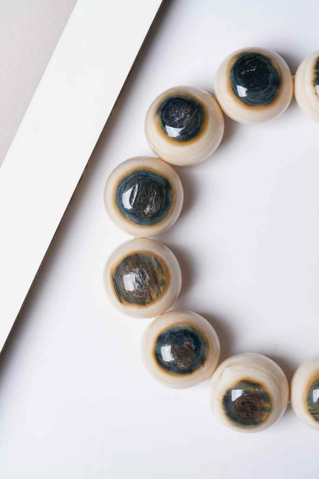 Gelang manik bulat bermata biru