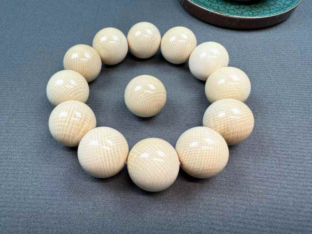 Gelang manik bulat berwarna kopi
