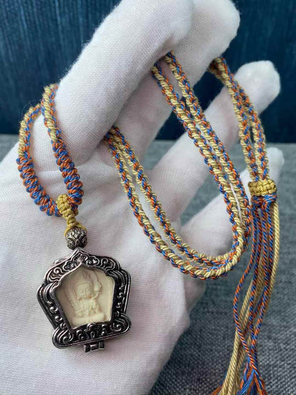 Liontin Delapan Dewa Pelindung