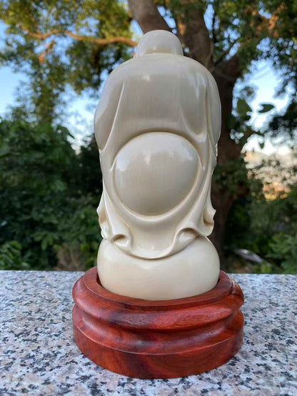 Buddha Maitreya yang penuh suka cita